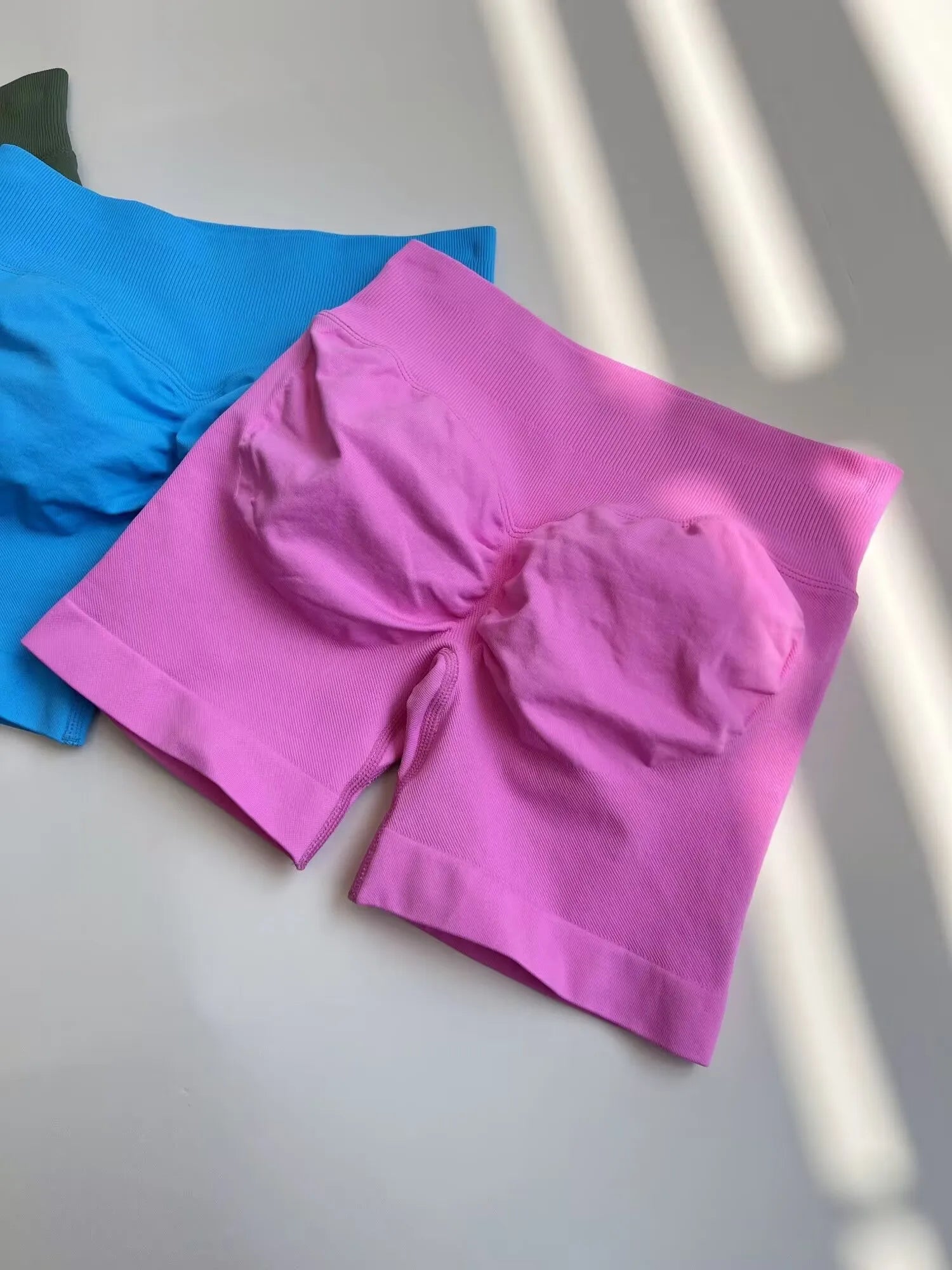 Low Waist Seamless Gym Shorts with Scrunch Butt Lifting Design