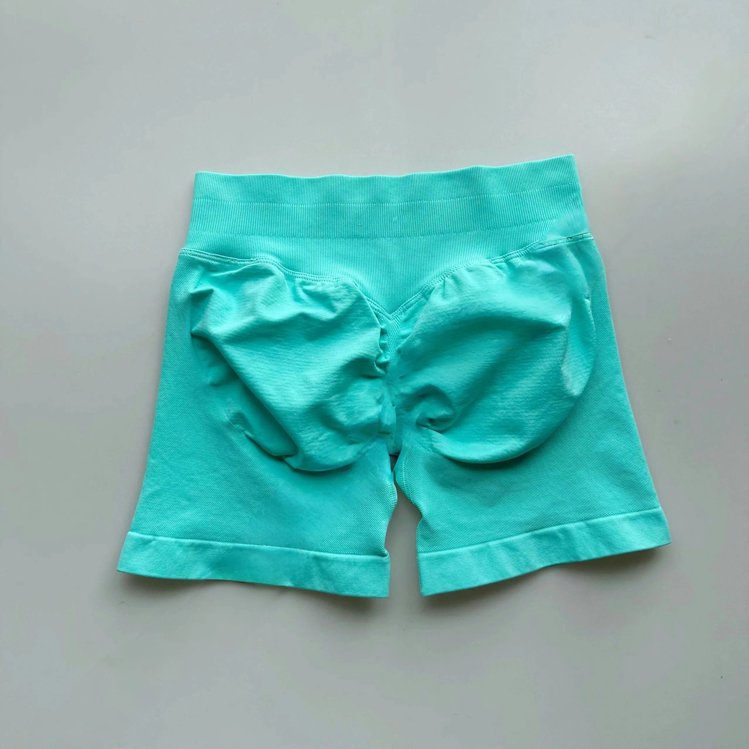 Low Waist Seamless Gym Shorts with Scrunch Butt Lifting Design