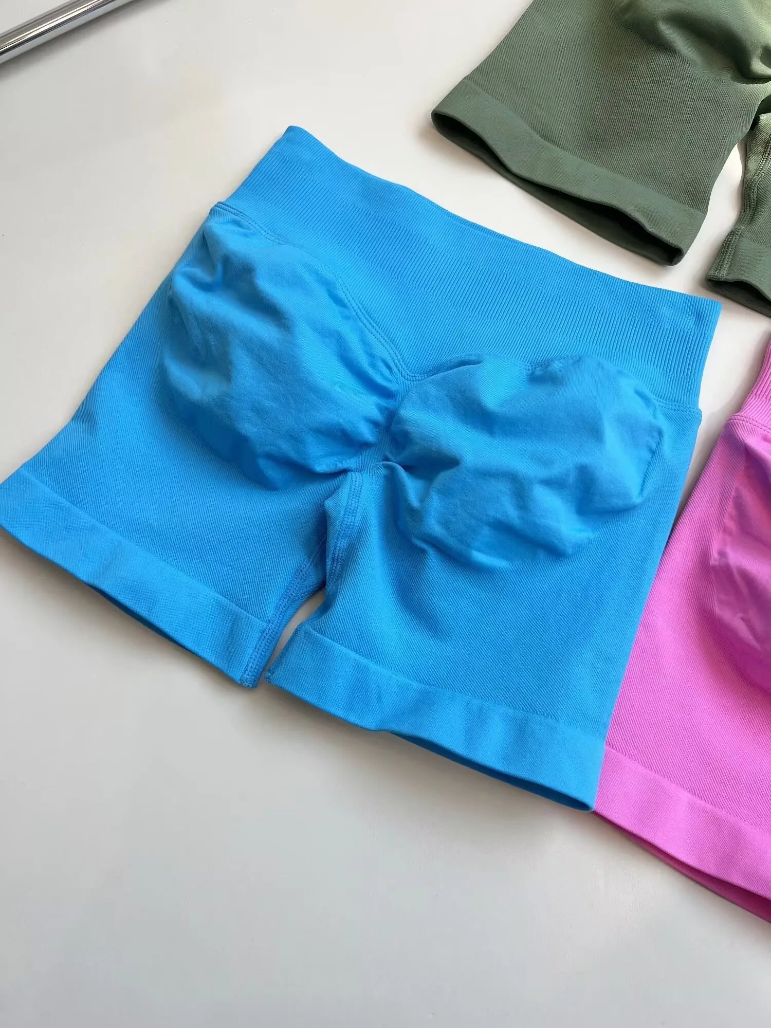 Low Waist Seamless Gym Shorts with Scrunch Butt Lifting Design
