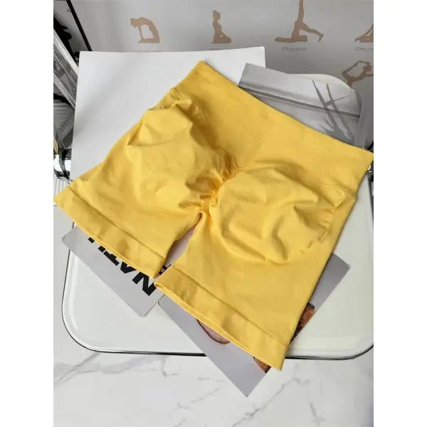 Low Waist Seamless Gym Shorts with Scrunch Butt Lifting Design - Yellow / M