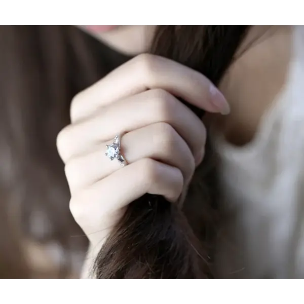 Luxury 925 Sterling Silver Six-Claw Classic Ring for Women – Simple Elegant 0.70ct Imitation Diamond Engagement Style