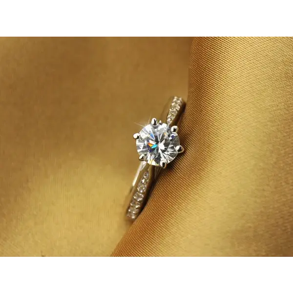 Luxury 925 Sterling Silver Six-Claw Classic Ring for Women – Simple Elegant 0.70ct Imitation Diamond Engagement Style