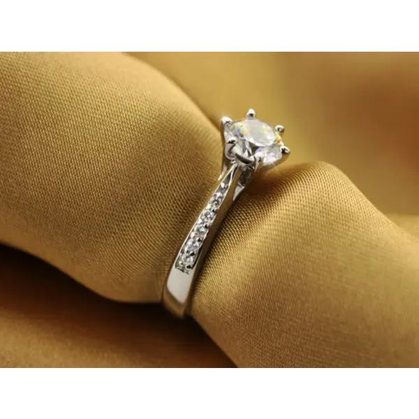 Luxury 925 Sterling Silver Six-Claw Classic Ring for Women – Simple Elegant 0.70ct Imitation Diamond Engagement Style