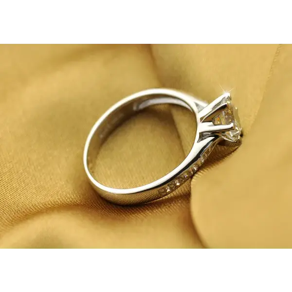 Luxury 925 Sterling Silver Six-Claw Classic Ring for Women – Simple Elegant 0.70ct Imitation Diamond Engagement Style