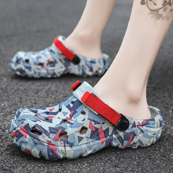 New Men’s Clogs Slippers Sandal Men Garden Shoes Flat Camouflage Sandals Male Sneakers Outdoor Flip Flops Home Clogs