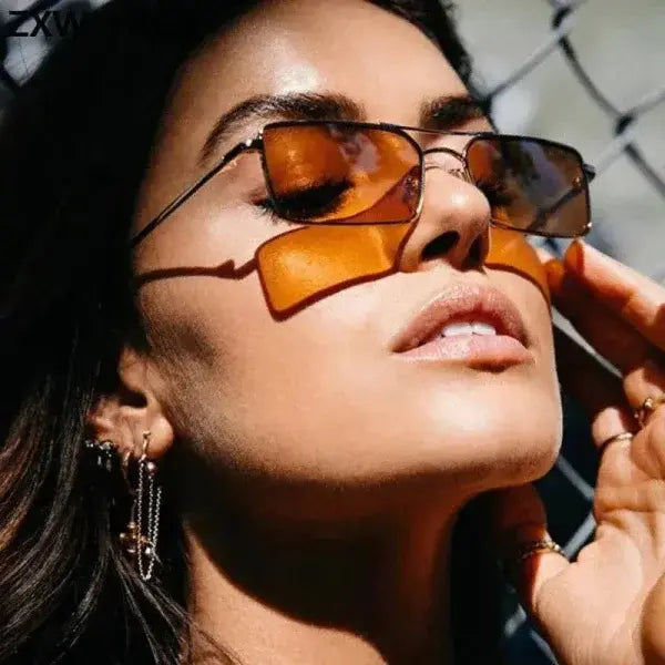 Retro Women’s Sunglasses in C10 Frame Color Offering Classic Elegance