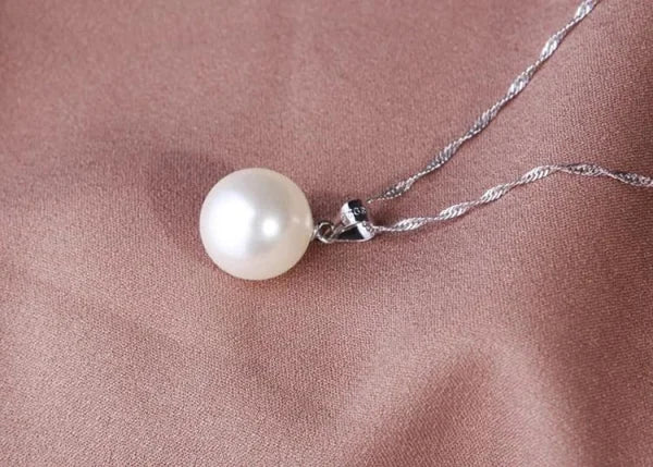 White pearl pendant on a sterling silver necklace with GDTC certificate and zircon stone