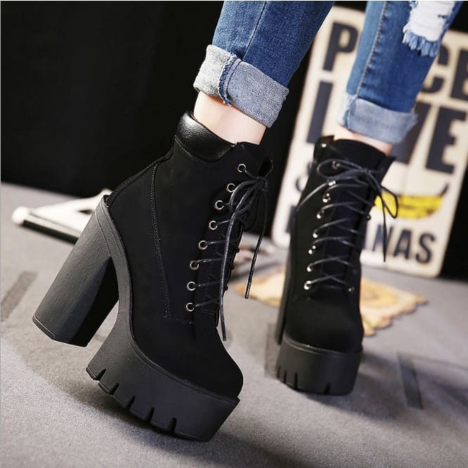 Women Ankle Boots - 35 / black strip